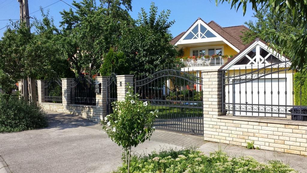 Tuenderlak Vendeghaz Apartment Balatonfured Exterior photo